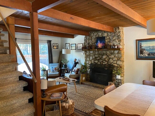 Foto del edificio - Lovely 3 Bedroom Home with Upgrades Throug...