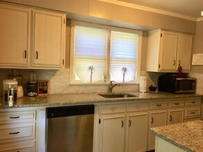 Building Photo - 72 Carlton St