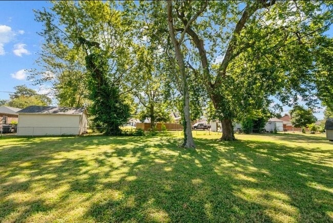 Building Photo - 2 Bed • 1 Bath • Central Location