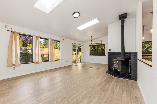 Foto del edificio - Lake Stevens Home with Skylights & Spacious Outdoor Living