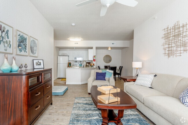 2BR, 2BA - 1012 SF - The Pointe on College