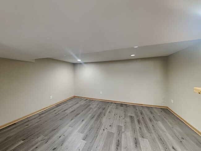 Building Photo - 9141 Oakwood Rd