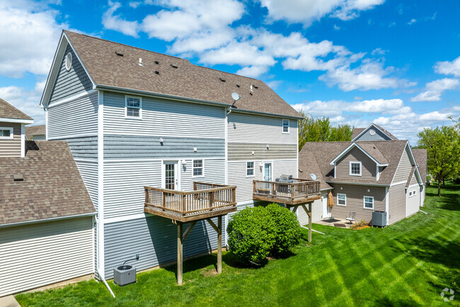 Building Photo - Walnut Crest