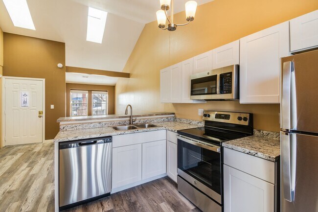 Foto del edificio - Beautifully remodeled condo in Smokey Hill - Available May 1st!!
