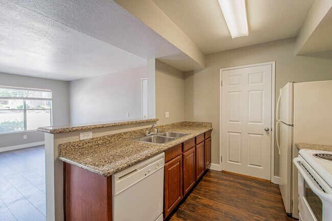Building Photo - CUTE AND COZY 1 BEDROOM DOWNSTAIRS UNIT*IN...