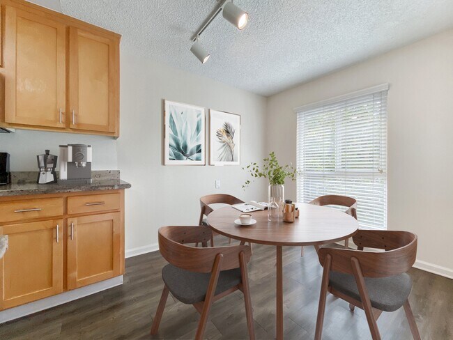 Comedor en Pleasanton Glen Apartment Homes - Pleasanton Glen Apartments