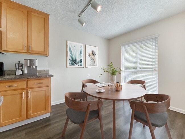 Dining area at Pleasanton Glen Apartment Homes - Pleasanton Glen Apartments
