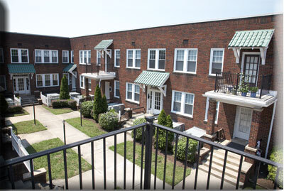 El patio - Courtyard Apartments