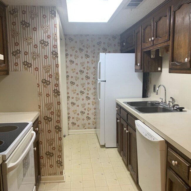 Building Photo - Spacious 3 bedroom 2 Full baths townhouse.