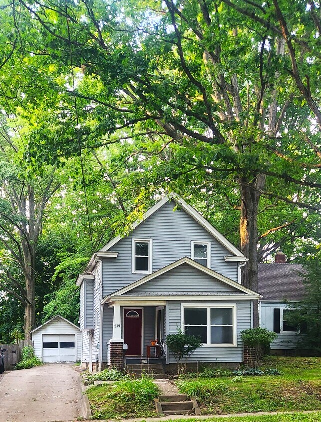 Foto principal - 219 E Oak St