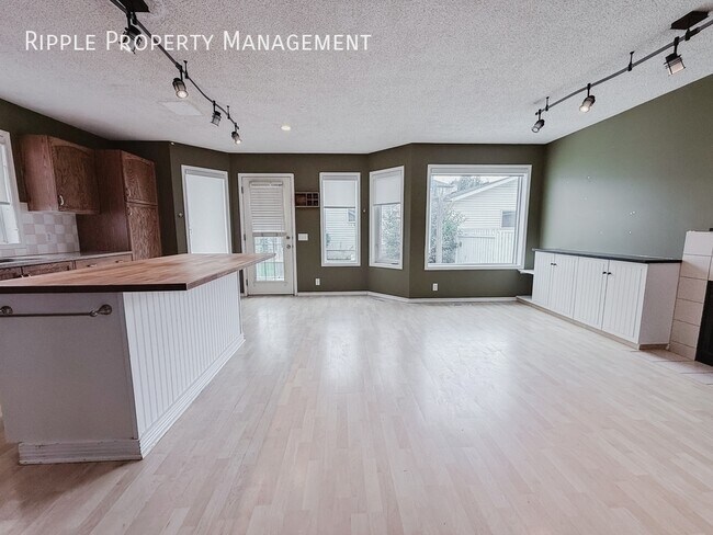 Photo du bâtiment - AMAZING 3 BEDS, 2.5 BATHS UPPER UNIT | Double Detached Garage & Private Backyard
