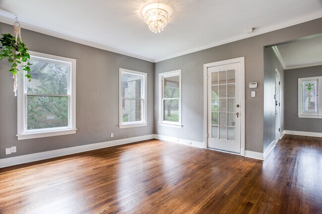 Foto del edificio - 5347 Ridgedale Ave