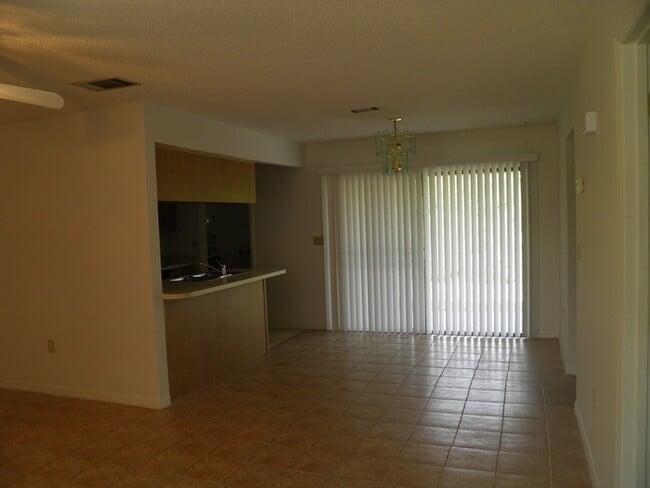 Building Photo - Duplex in Poinciana