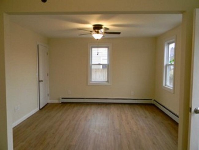 Building Photo - Completely Renovated Duplex Style Townhome