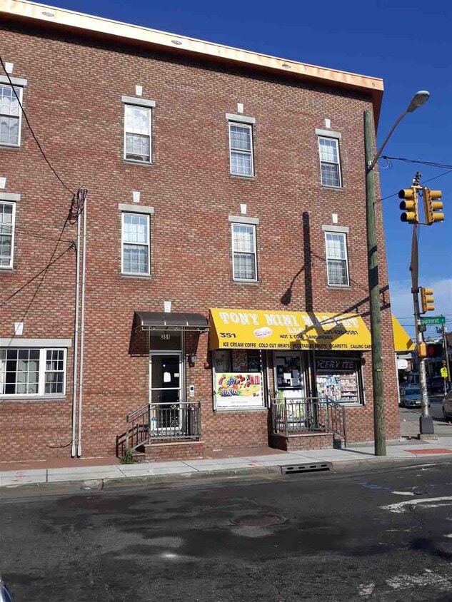 Primary Photo - 351 Summit Ave