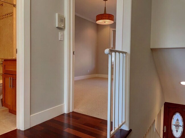 Building Photo - Tri-Level 3 Bed, 3 Bath Bernal Heights Tow...