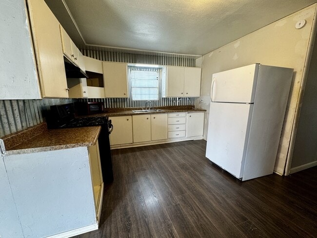 Building Photo - 719 Small St