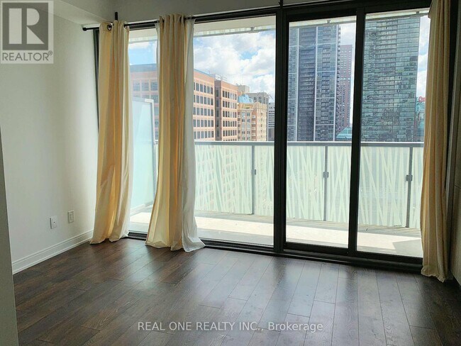 Photo du bâtiment - 50A-1750 Charles St E