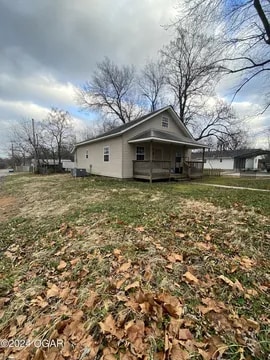 Building Photo - 229 N Oak Ave