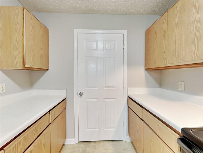 Building Photo - 2204 Fairington Village Dr