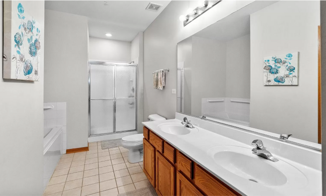 Building Photo - 2123 Vanderbilt Dr