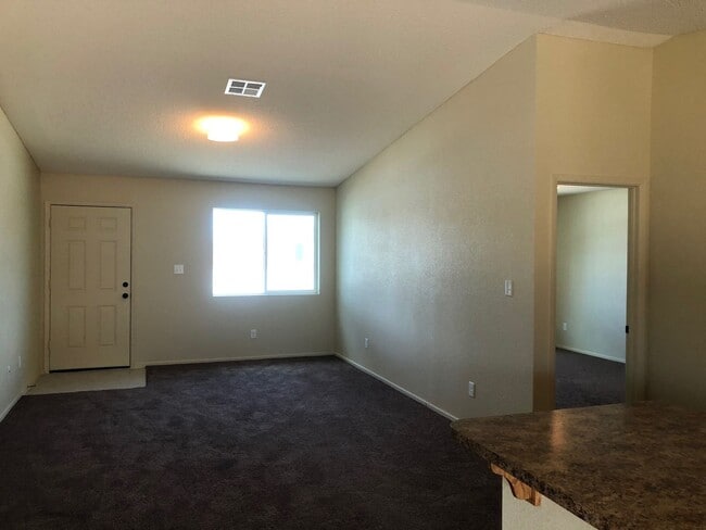 Building Photo - 4 bedroom home in Trail Estates!