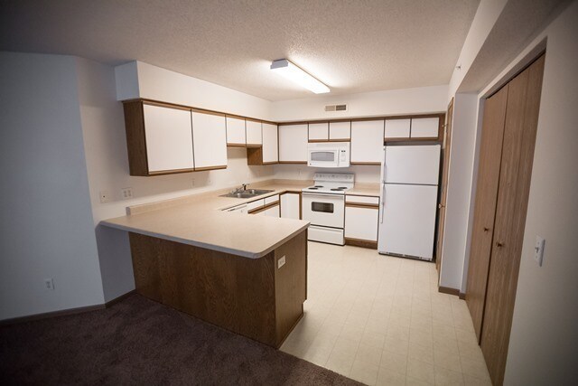 Foto del edificio - $1,195 | 2 Bedroom, 1 Bathroom Condo - 1st Floor [No Patio] | No Pets | Available for August 1st,...