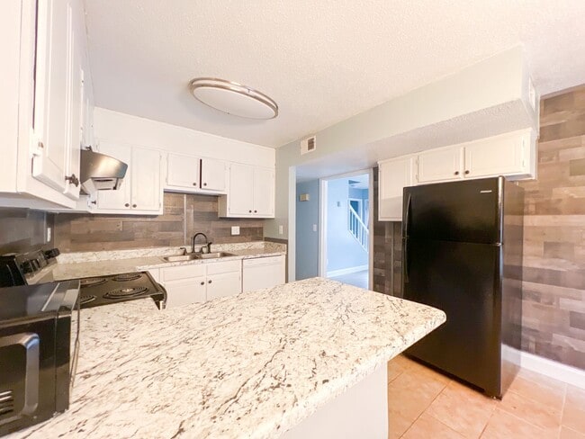 Building Photo - Incredibly spacious family home in Piedmon...