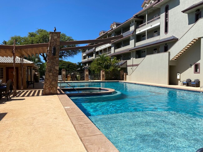 Building Photo - The Breakers Furnished Top Floor 2 Bedroom...