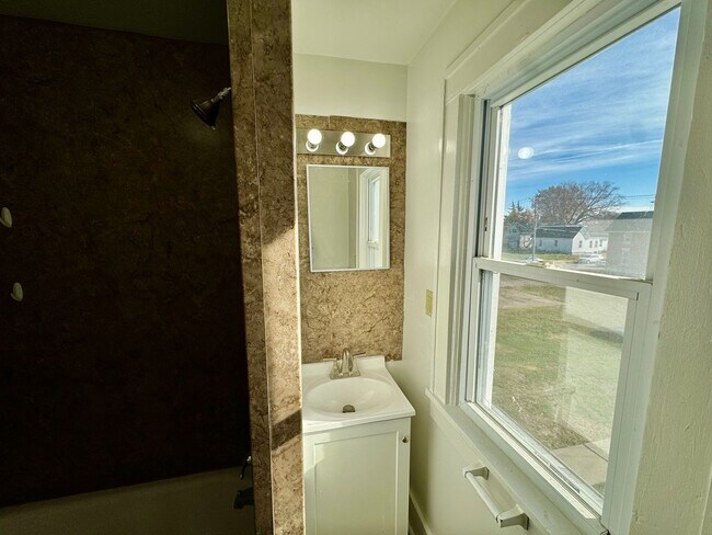 Foto del edificio - Updated 3BR End-Unit Townhome Across from Stephens Park – Moline