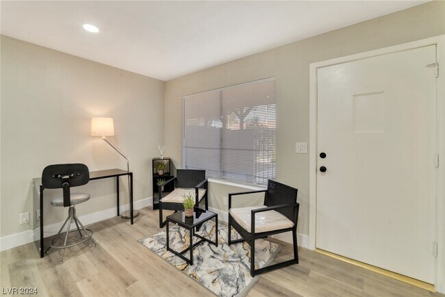 Foto del edificio - 900 Willow Tree Dr
