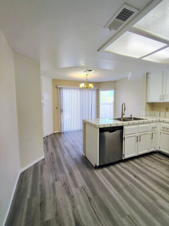 Foto del edificio - The Lakes Single Story!