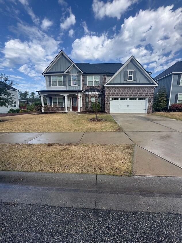 Foto principal - Spacious 5-Bedroom Home in Whispering Pine...