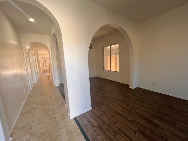 Building Photo - 3013 W Glenhaven Dr
