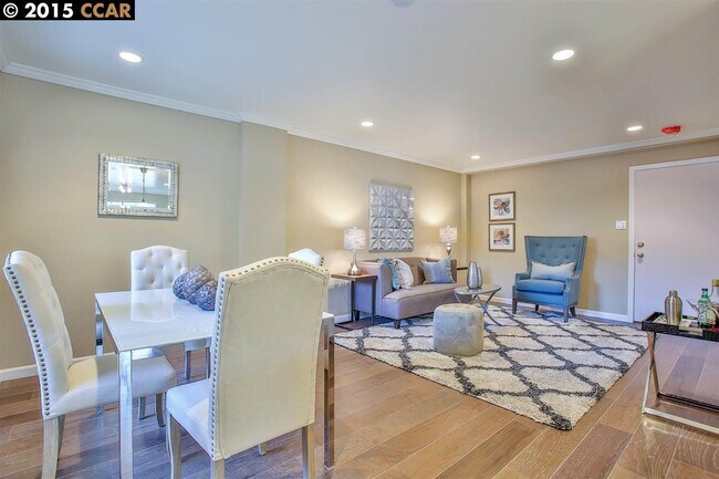 Foto del edificio - Gorgeous, Massive, 1BR/1BA, Fully Updated, 1000sqft+, A+++ Location, Parking Included
