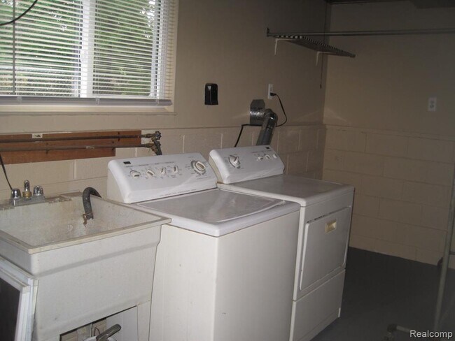 Building Photo - 4214 Lotus Dr