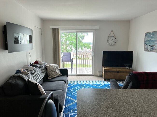 Foto del edificio - 575 N Riverside Ave