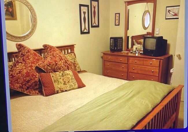 Two bedrooms with large closets & windows - 1020 34th Ave NW