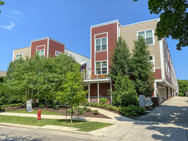 Building Photo - Row House 31