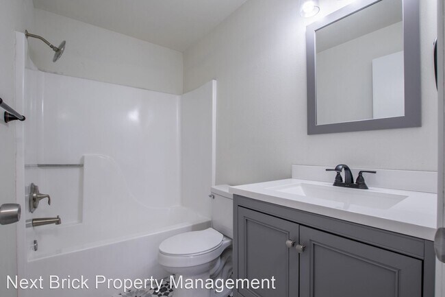 Building Photo - 3 br, 2.5 bath House - 305 Broadway Blvd
