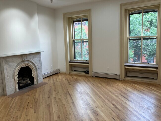 Chimenea de mármol de época, circa 1860 (funciona con gas) y ventanas originales. - 143 Sussex St