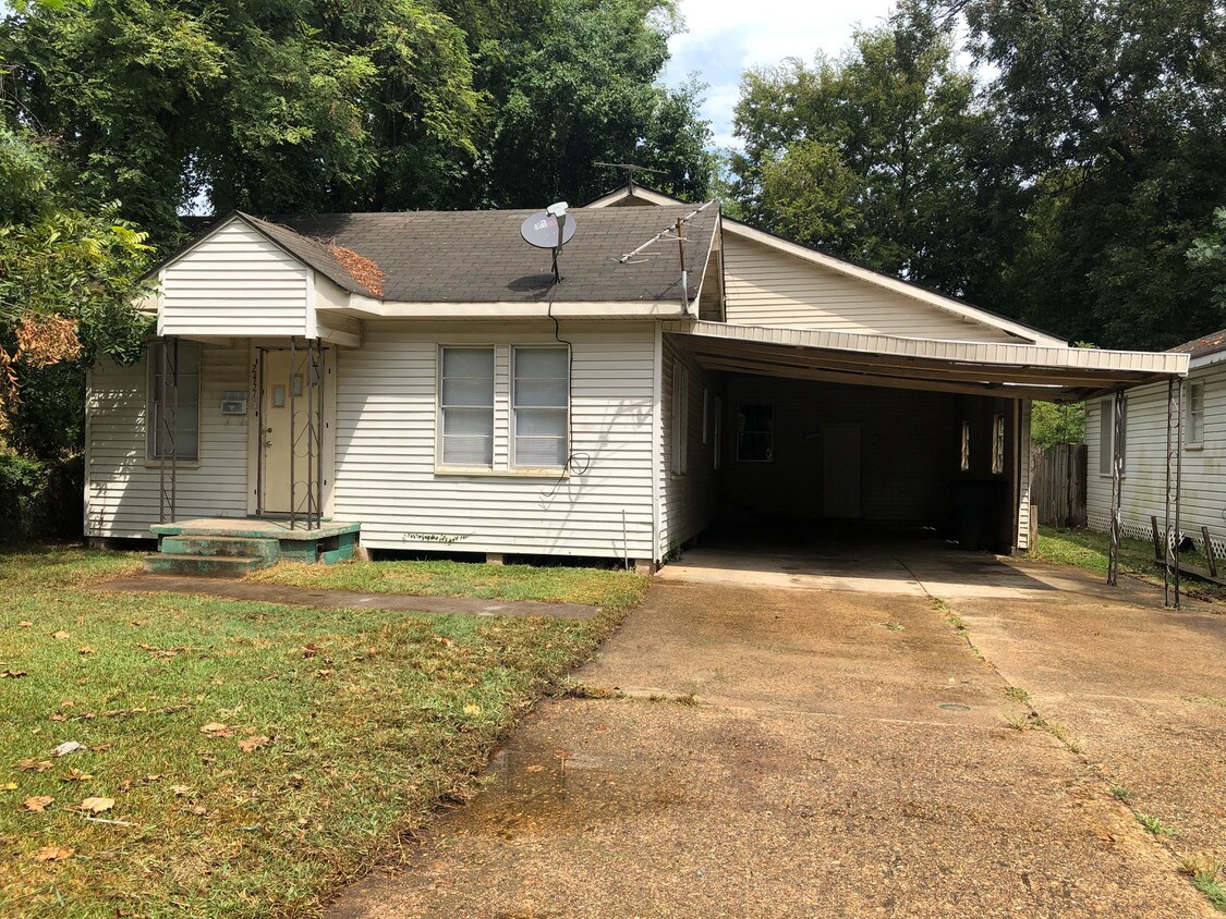 Primary Photo - 2457 Hoyer St