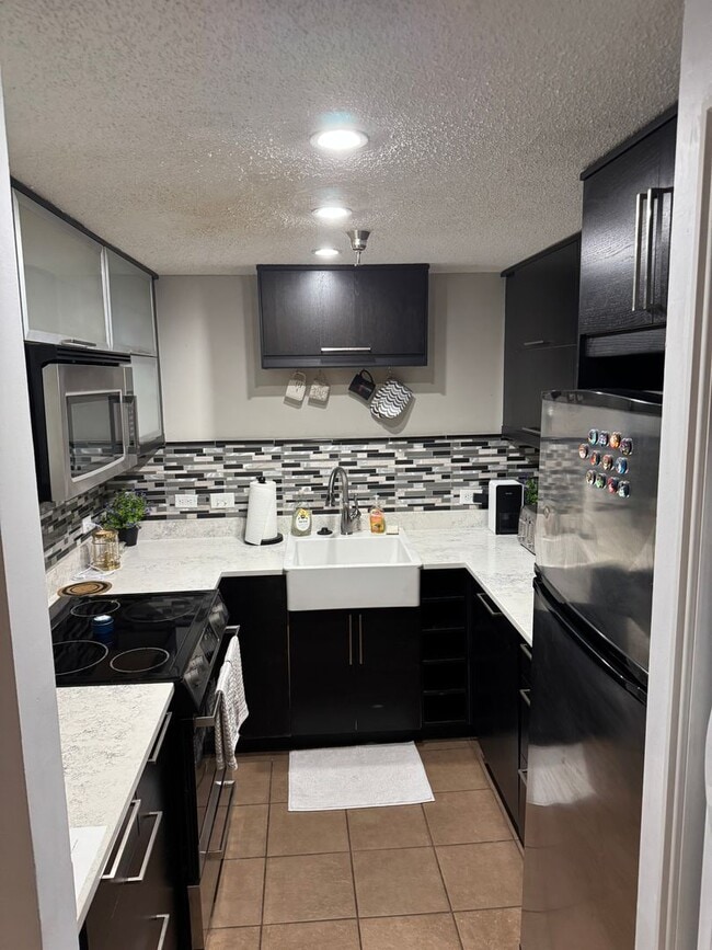 Building Photo - 2 Bed/1 Bath FULLY Furnished Condo at City Heights!