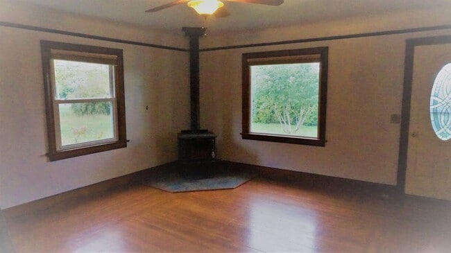 Building Photo - Country living yet close to city for all the conveniences