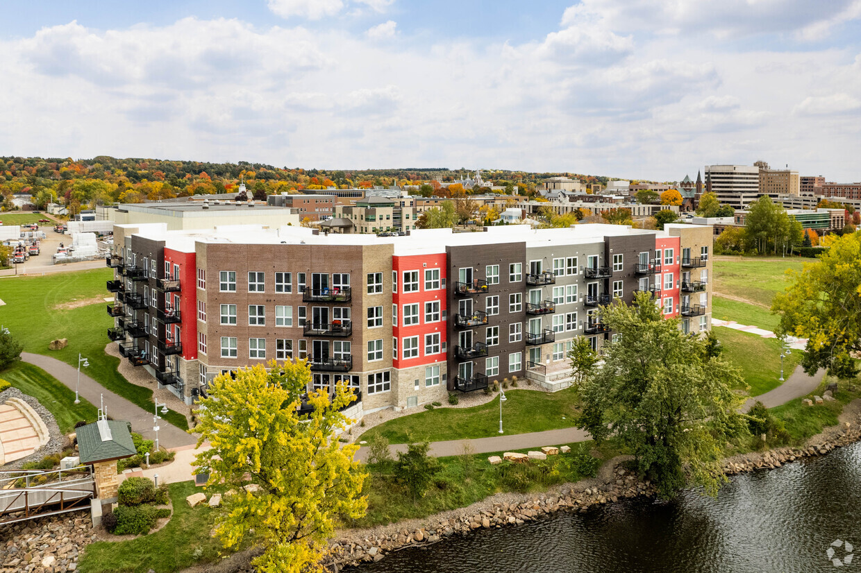 Complex, vista al oeste - The Apartments at Riverlife