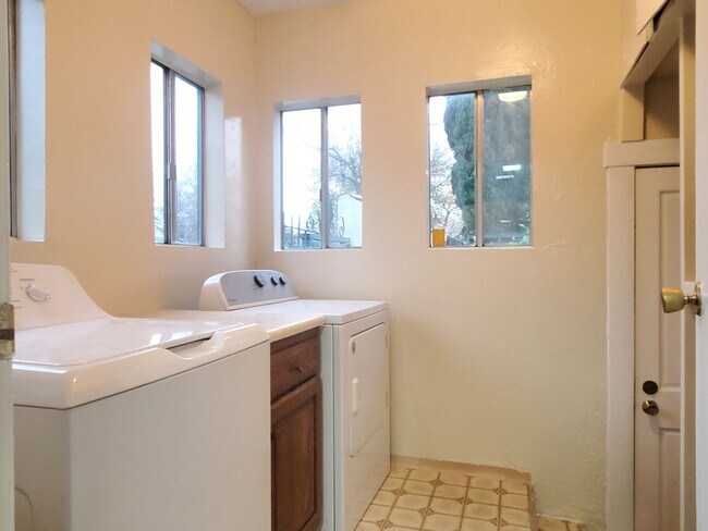 Foto del edificio - Nice Rose Garden Home, Wood Floors, Privat...