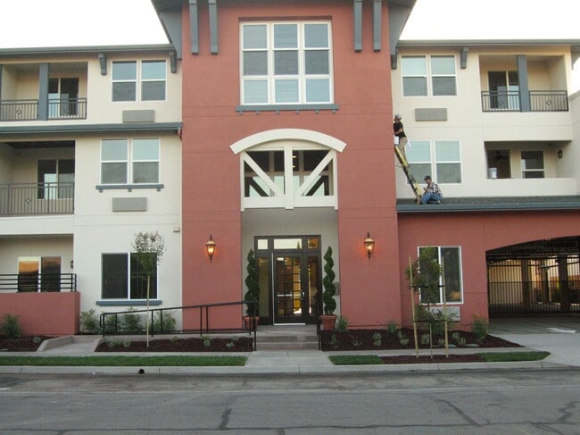 Building Photo - 1820 Main St