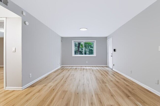 Building Photo - 1635 Line Cir
