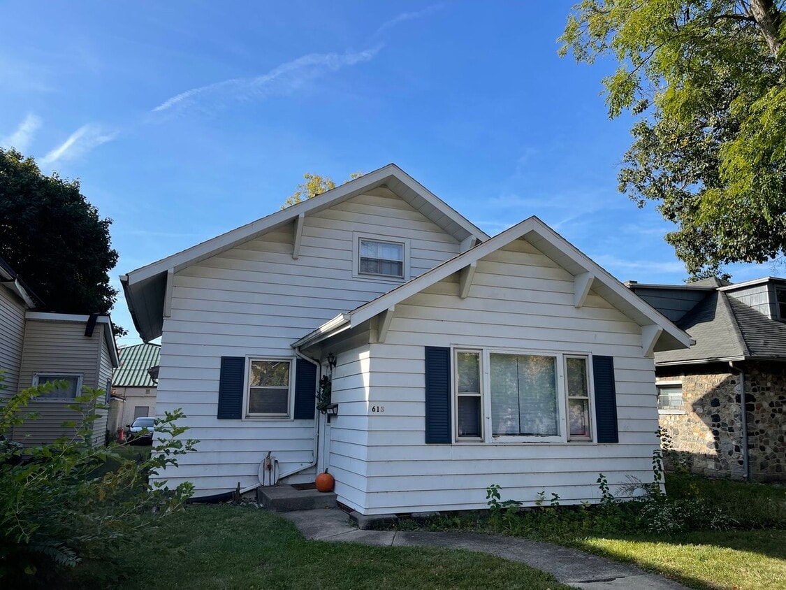 Building Photo - 3 Bedroom On Evergreen!