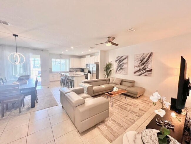 Building Photo - Kissimmee, - 4 Bedroom, 4.5 Bathroom - $3,295.00